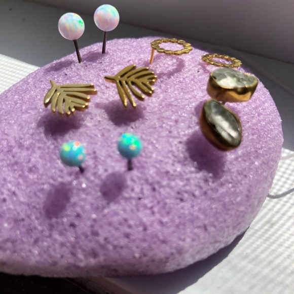 5 pairs of small earrings - Picture 2 of 5